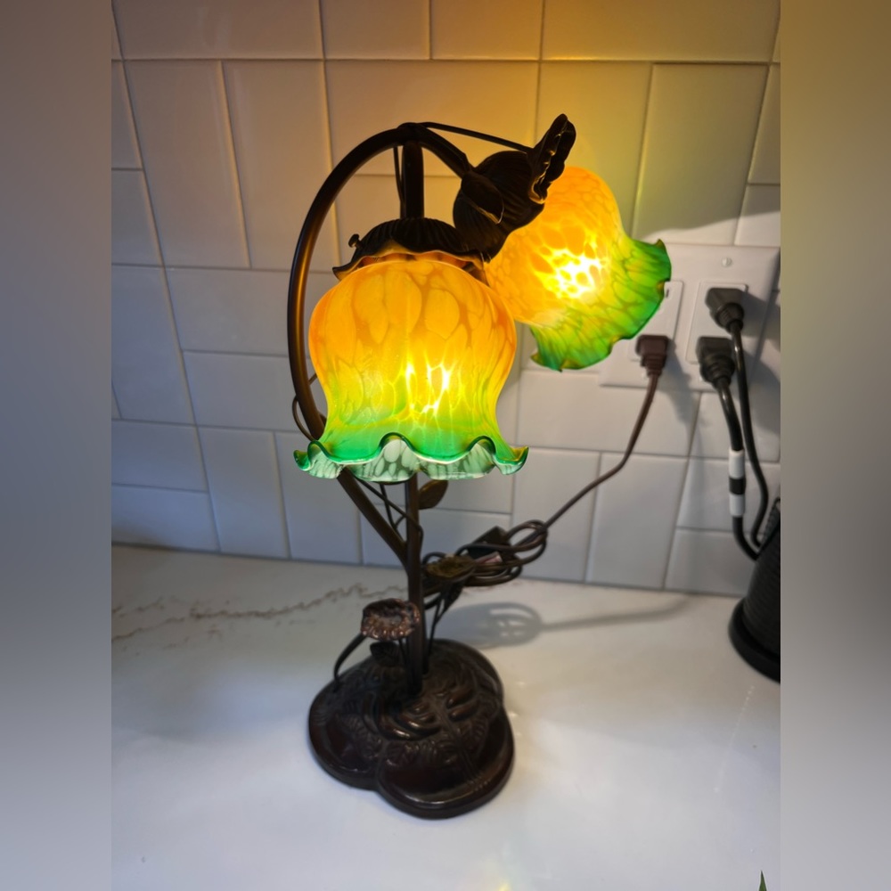 vintage glass tulip lamp tiffany style - Picture 2 of 7
